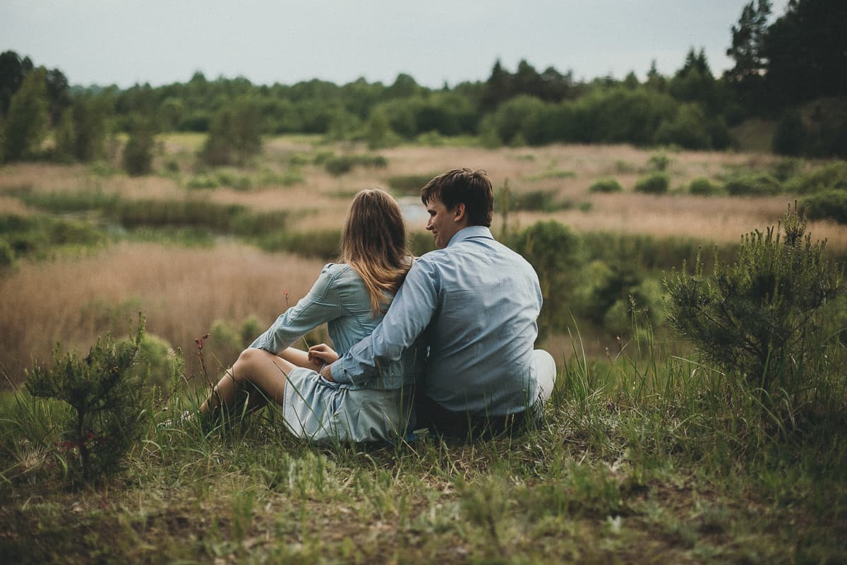Симпатичная девушка совокупляется с любовником на траве