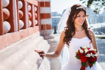 Выбираем свадебные прически с длинной фатой: фото и примеры