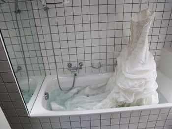 Советы, как почистить свадебное платье в домашних условиях