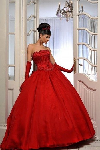 платье красного цвета