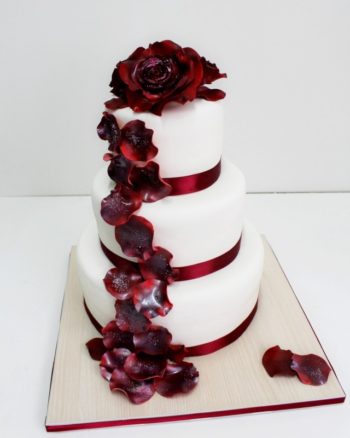 Вкусный и красивый свадебный торт в цвете марсала