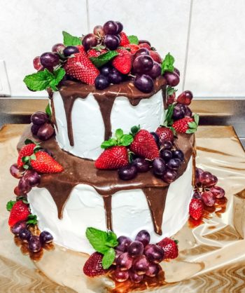 Торт на свадьбу с фруктами и ягодами – украшение вашей свадьбы