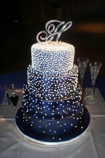 Красивый и восхитительный свадебный торт в синем цвете