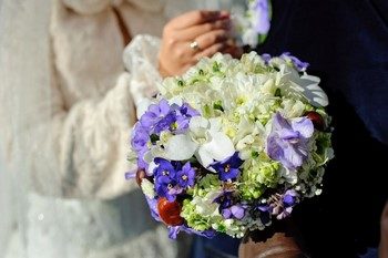 Фиалка – лучший вариант для основы свадебного букета