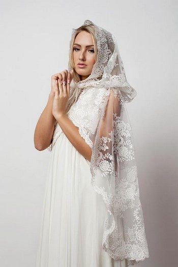 Как правильно выбирать платок для венчания?