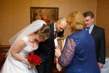 Как правильно благословить дочь перед свадьбой