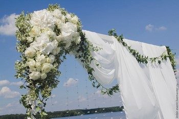 Как самостоятельно сделать и украсить свадебную арку?