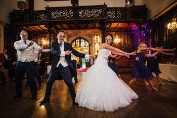 Как поставить правильно танец на свадьбу от друзей
