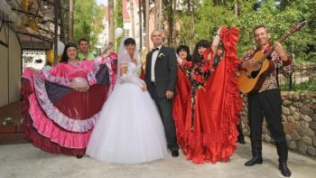 Необычное поздравление молодоженов на свадьбу от цыганки
