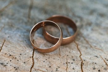 Как носить обручальное кольцо после смерти мужа вдове?