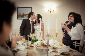 Как правильно составить сценарий свадьбы в домашних условиях?